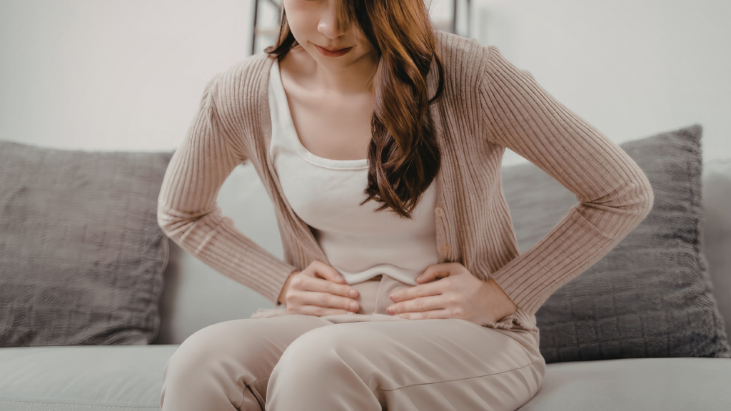 Dor abdominal após comer refluxo, gastrite, apendicite ou síndrome do intestino irritável